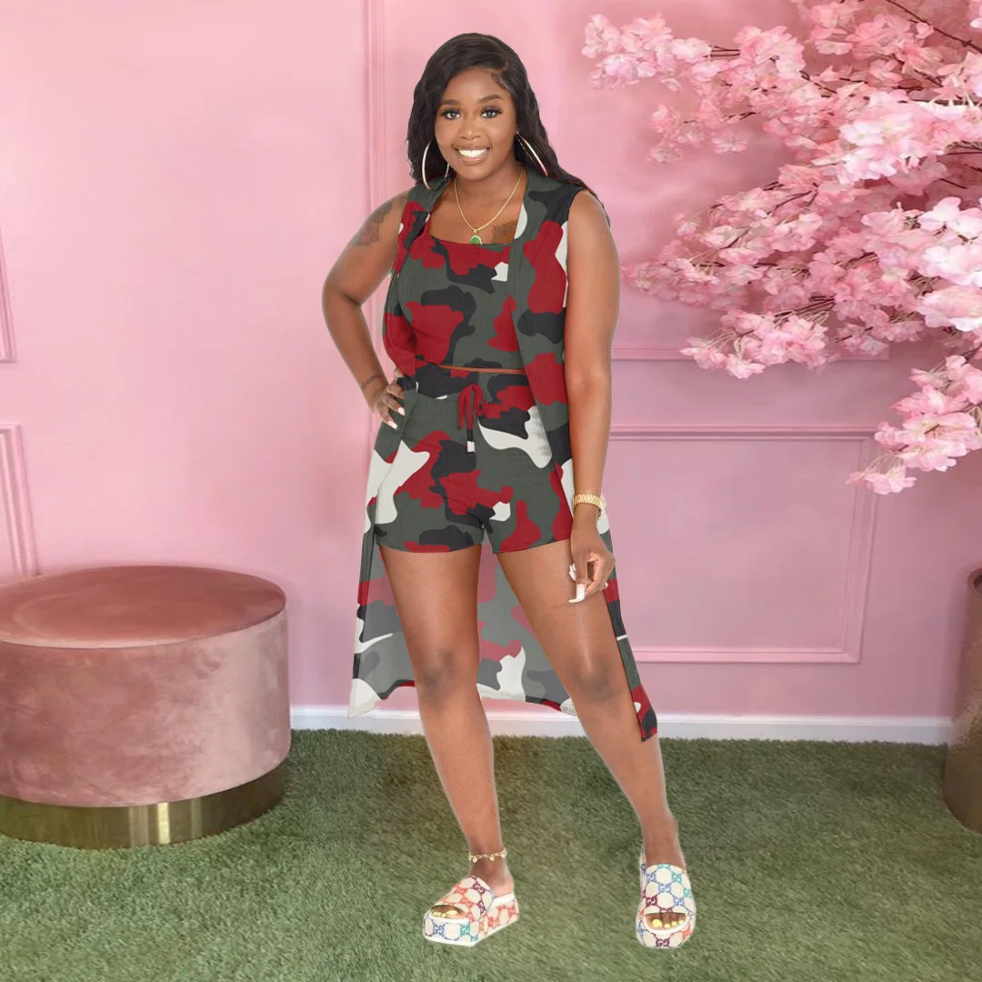 Комплект из трех предметов: укороченный топ и шорты |