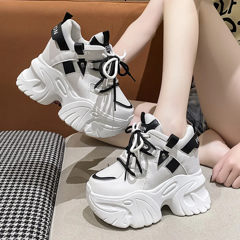 

Женские кроссовки на платформе 10,5 см, осенние спортивные туфли со шнуровкой, высокие повседневные кроссовки на массивной толстой подошве, Женская сетчатая обувь белого цвета