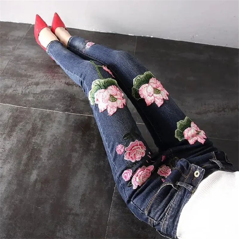 

Summer Pants 2022 Denim Pants Women's Korean Version New Flowers Hole Slim Fit Cowboy Ladies Pencil Pants Cowboy Ninth Jeans