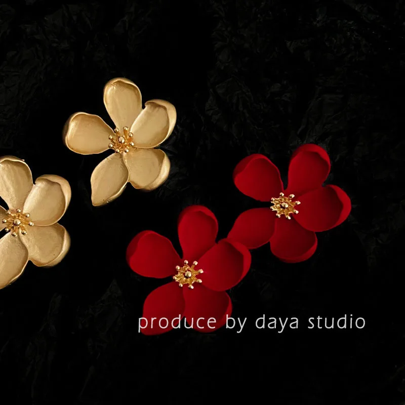 

Vintage French Metal Flower Light Luxury High Grade Sense Fairy Temperament Sweet Earrings Wholesale