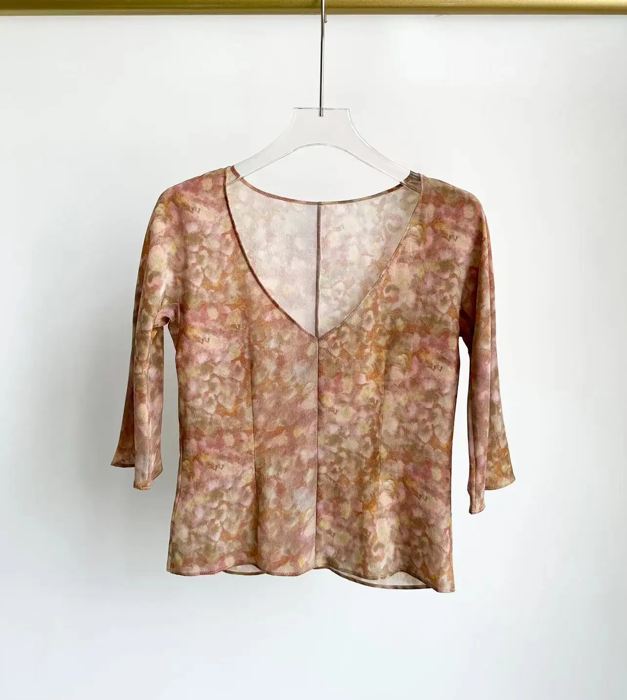 

Женская шелковая футболка с цветочным принтом, V-образным вырезом и рукавом до локтя, C222, лето 2023