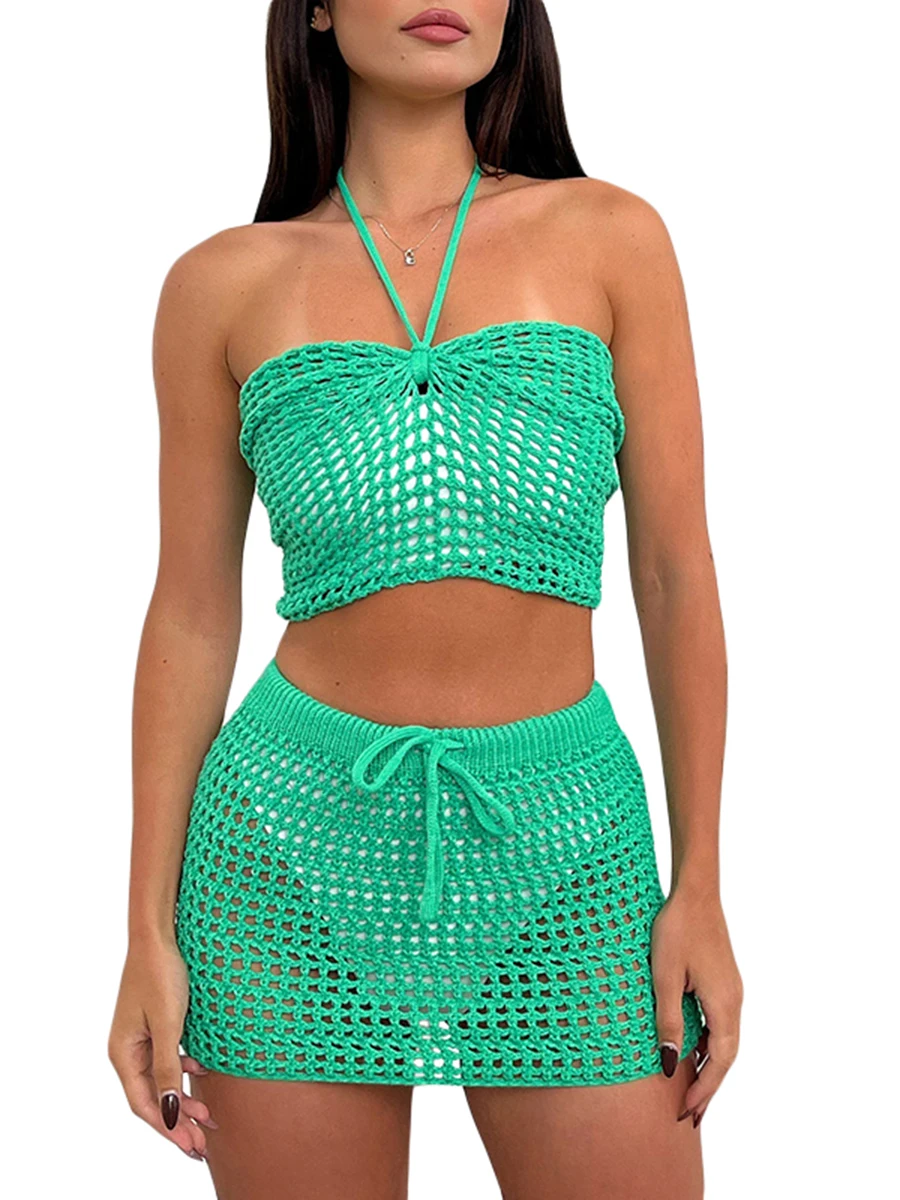 

Женский трикотажный комплект из двух предметов, укороченный топ на бретельках без рукавов с цветочным принтом и шорты с высокой талией, ули...