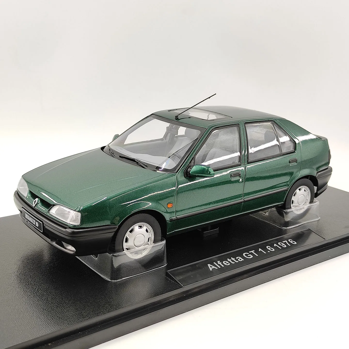 Фото Масштабная модель автомобиля Diecast KK 1:18 Renault 19 Alfetta GT 1.6 1976 из сплава №3