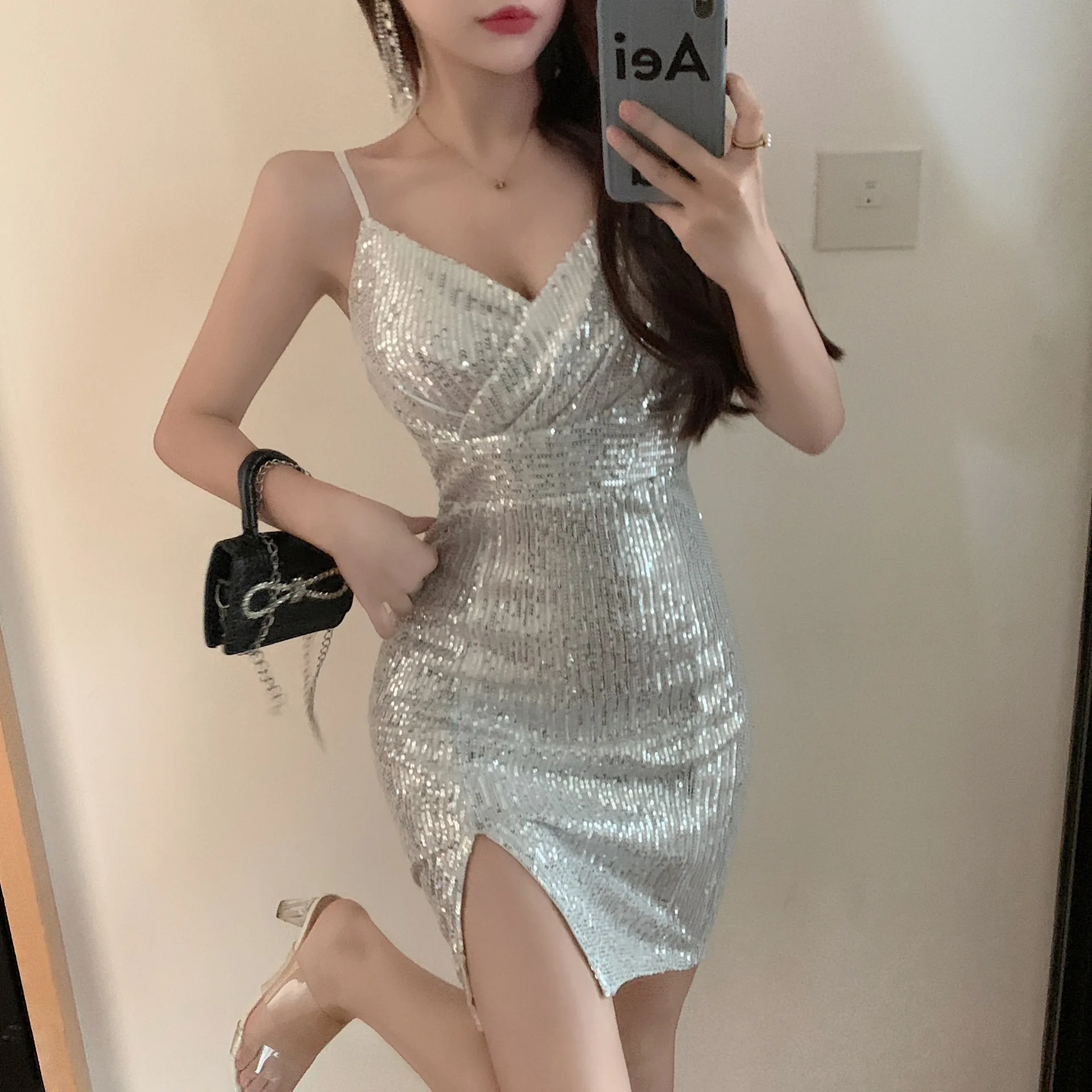 

Женское летнее платье с V-образным вырезом и открытой спиной