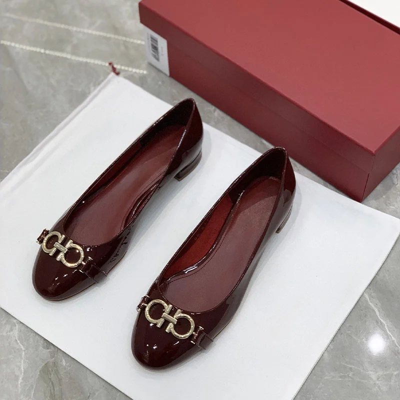 2023 High end horseshoe buckle women's shoes, shallow round toe single shoe, thick heel, elegant patent leather women's shoes