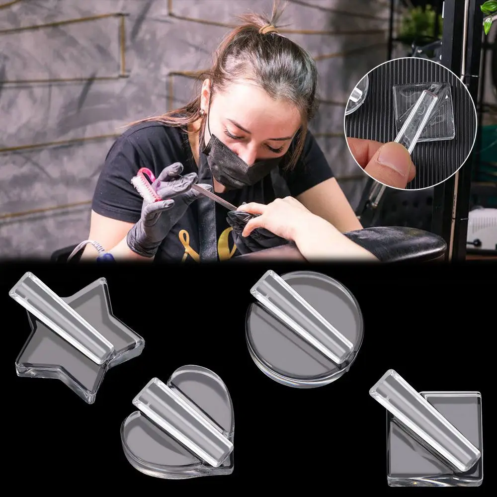 

Форма для ногтей в форме сердца с заклепками и звездочками