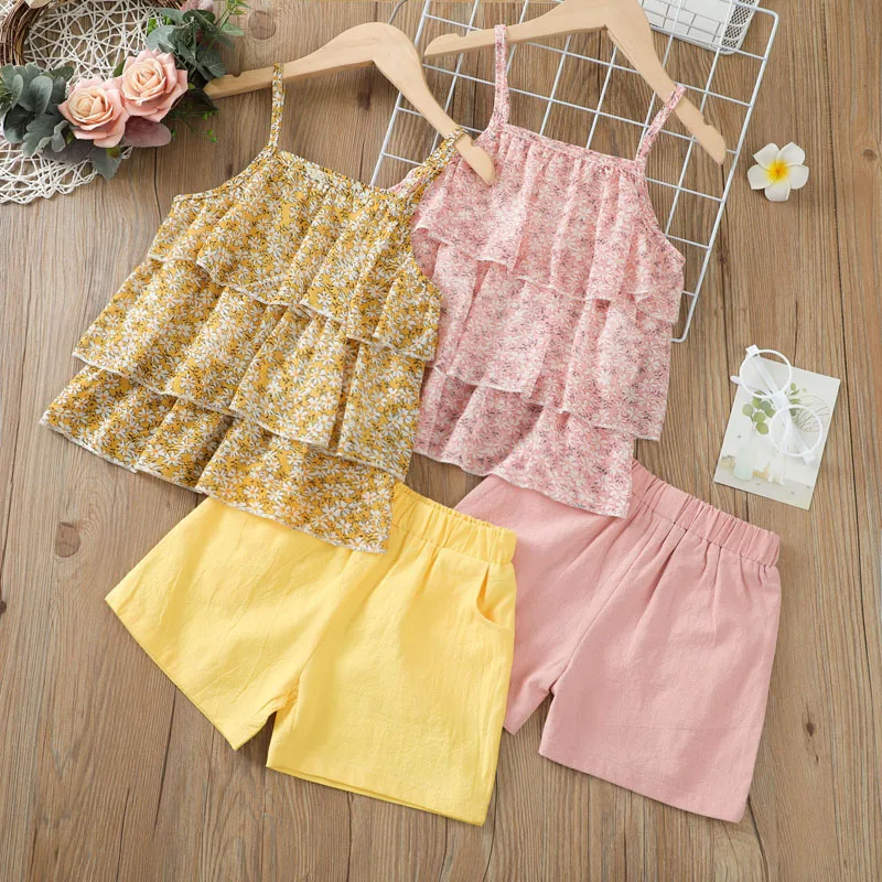 

Летние комплекты одежды для маленьких девочек 2022 корейские Детские шифоновые топы на бретельках с цветочным принтом + шорты комплект из 2 пр...