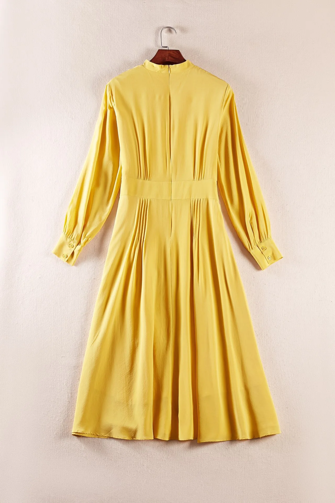 

The new dress design is simple and sophisticated fabric and cut