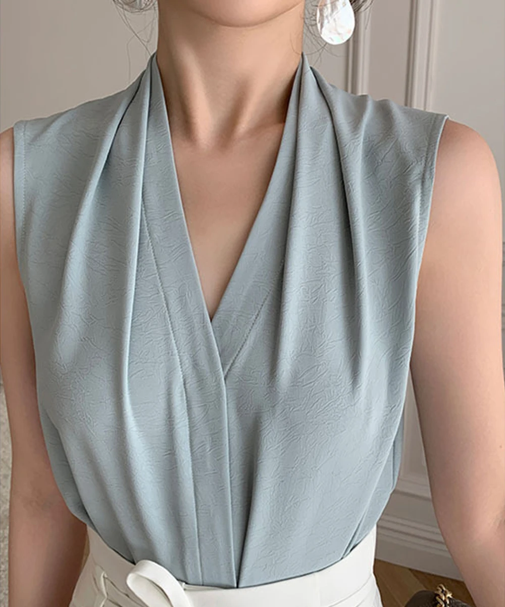 Женская блузка без рукавов с V-образным вырезом