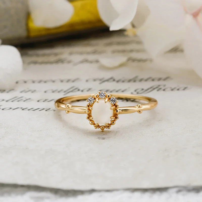 Женское кольцо из серебра 925 пробы с лунным камнем