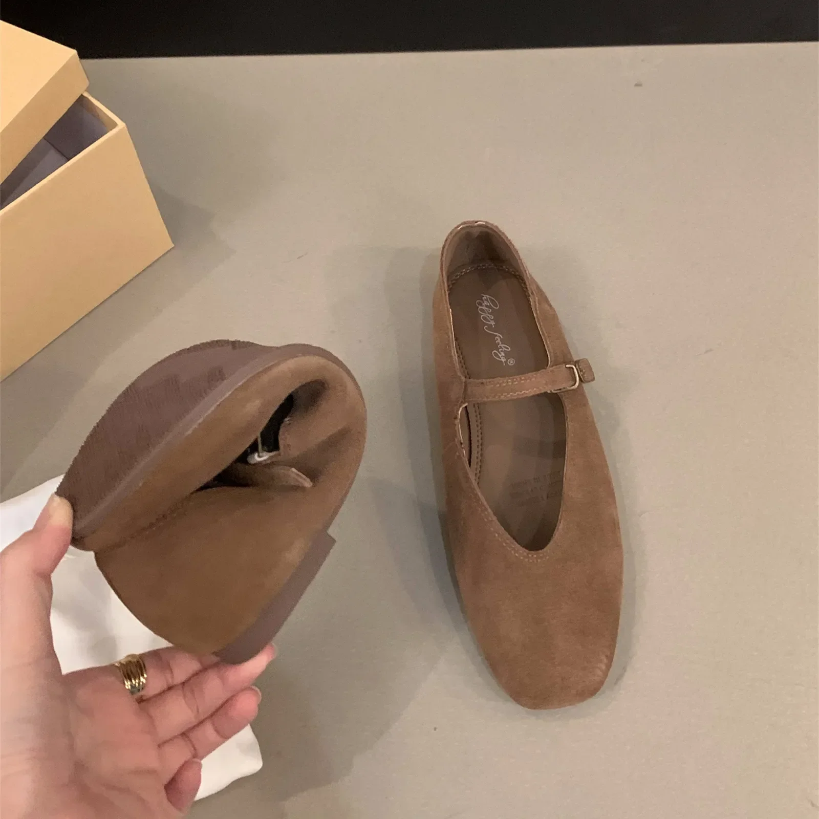 Женские слипоны с круглым носком на плоской подошве