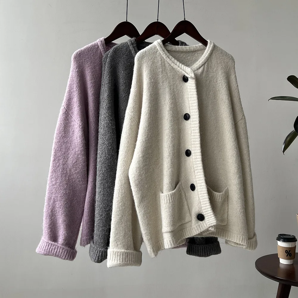 Женский осенне-зимний свитер с круглым вырезом и одной пуговицей вязаный толстый