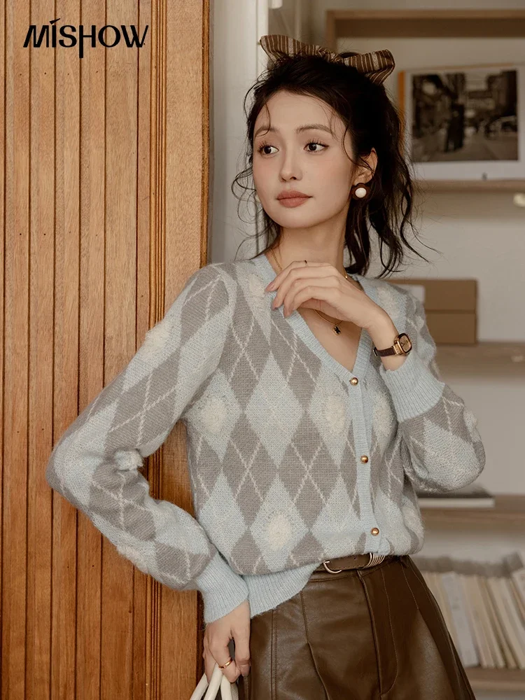 Женский трикотажный свитер в клетку с V-образным вырезом