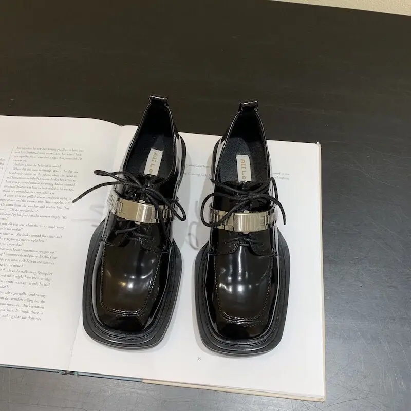 

Туфли женские на платформе и квадратном каблуке, с металлическим украшением