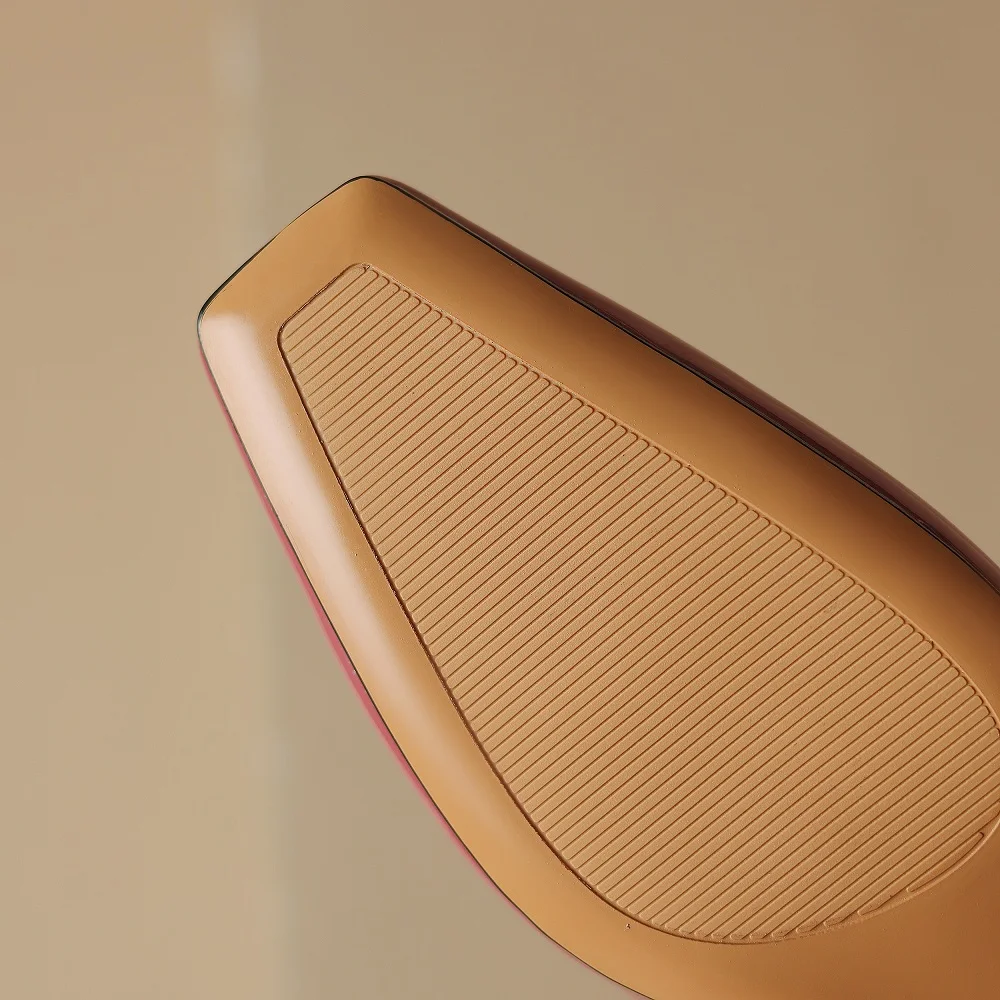 Женские туфли-лодочки из натуральной кожи с металлическим украшением