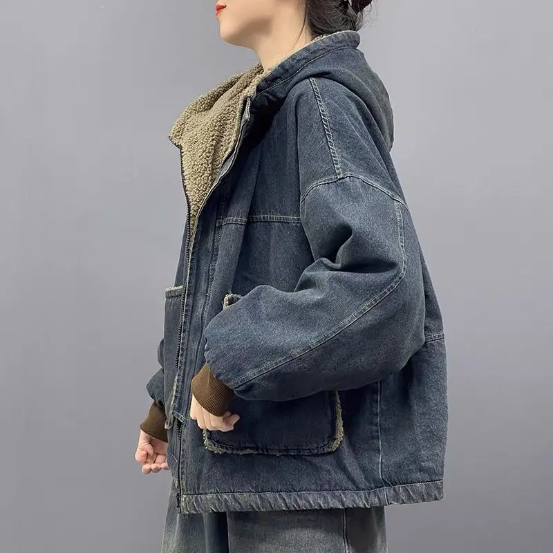 Женская джинсовая куртка с капюшоном повседневная утепленная из денима флисовой