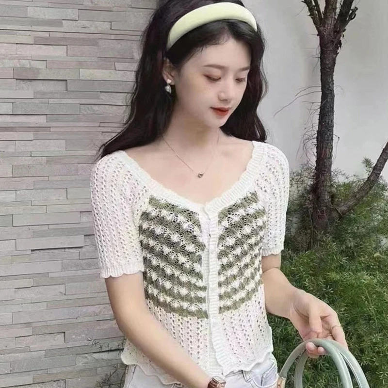 

Женская летняя блузка составного кроя с квадратным вырезом