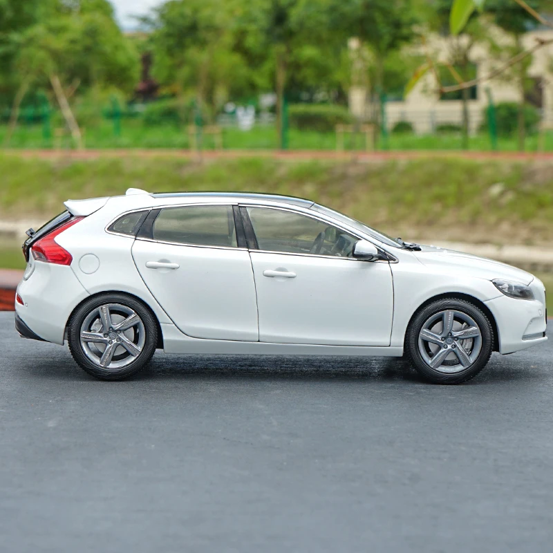 Модель литая в масштабе 1:18 для Volvo V40 2016 белый коричневый внедорожник игрушечный