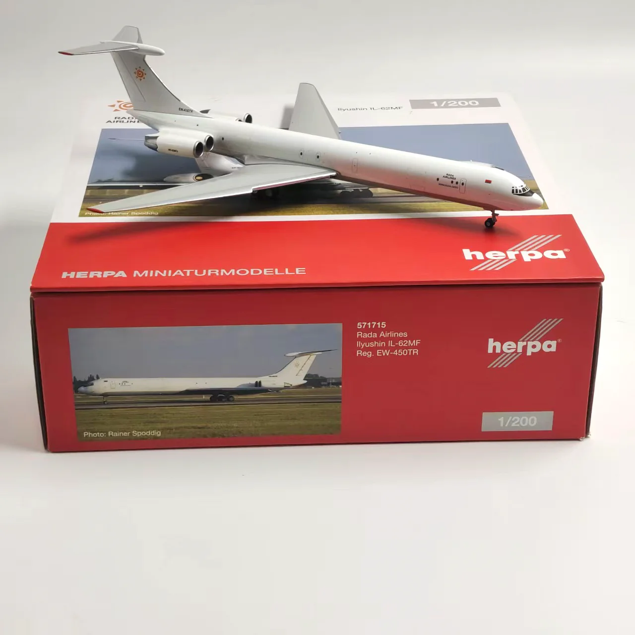 Фото Металлическая модель самолета Herpa 62MF 571715 в масштабе 1:200 №1
