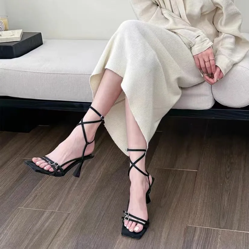 Бежевые босоножки на каблуке туфли низком с ремешком лето 2024 черные модные