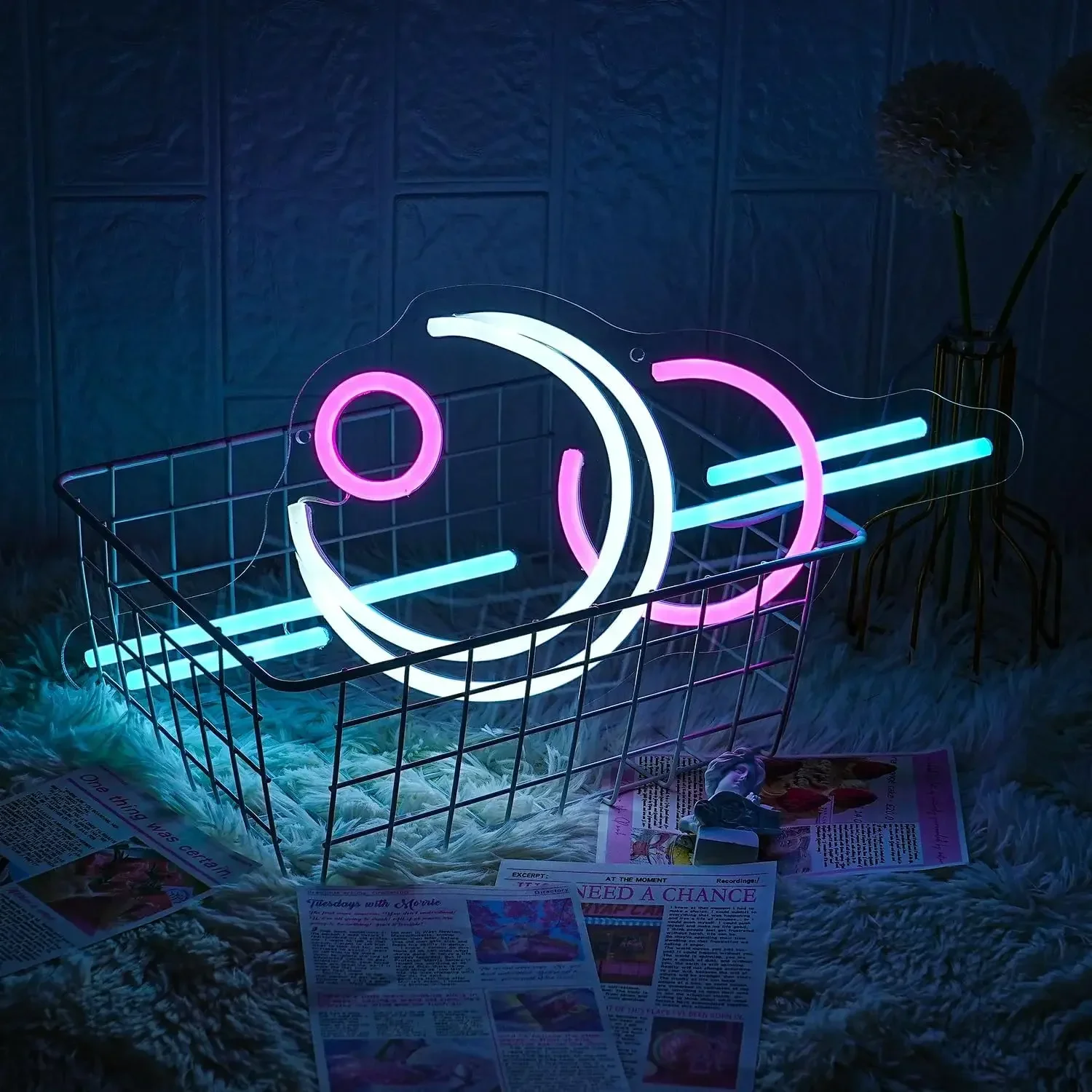 Неоновая вывеска в виде Солнца и Луны