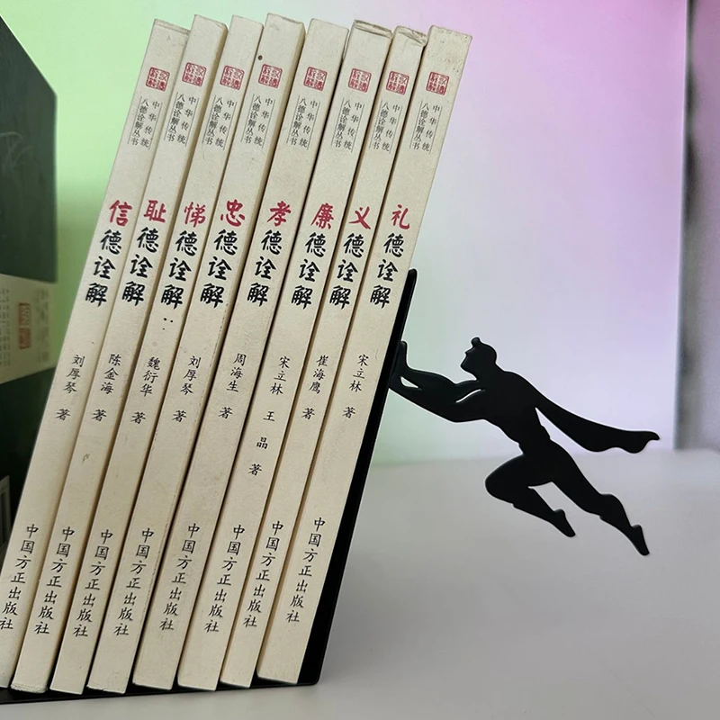 Фото Креативная книжная полка супергероя, фигурки, металлическая подставка для хранения книг, настольное украшение, офисные аксессуары, подставка для книг №3