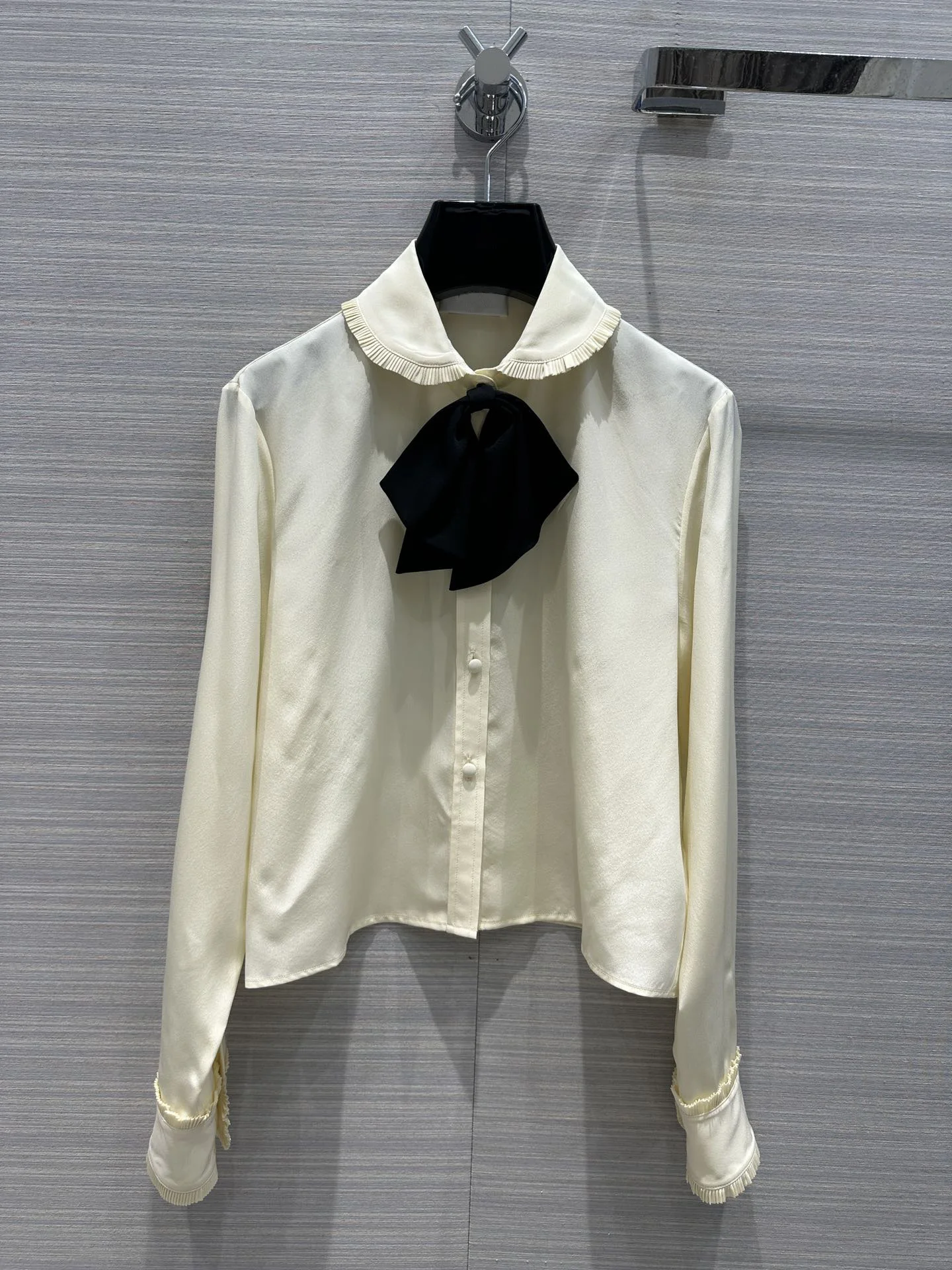 

2023New for spring and summer! Ruffled silk blouse temperament collar silk satin bow tie