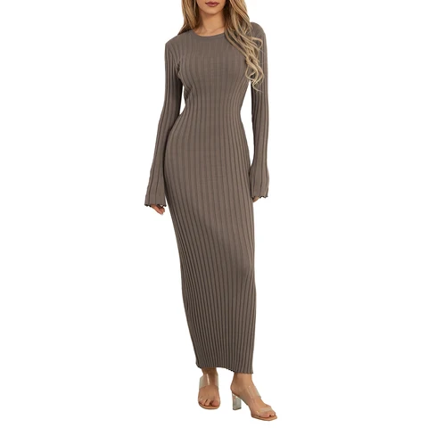 Женское трикотажное платье-свитер в рубчик с V-образным вырезом