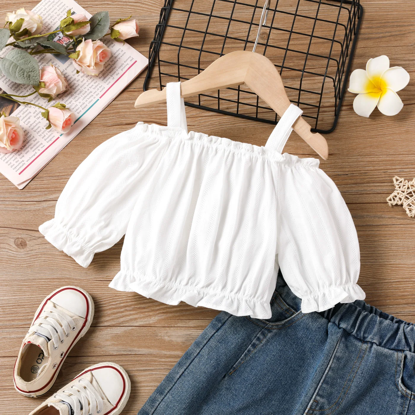 

Топ на бретельках с открытыми плечами и оборками из 100% хлопка