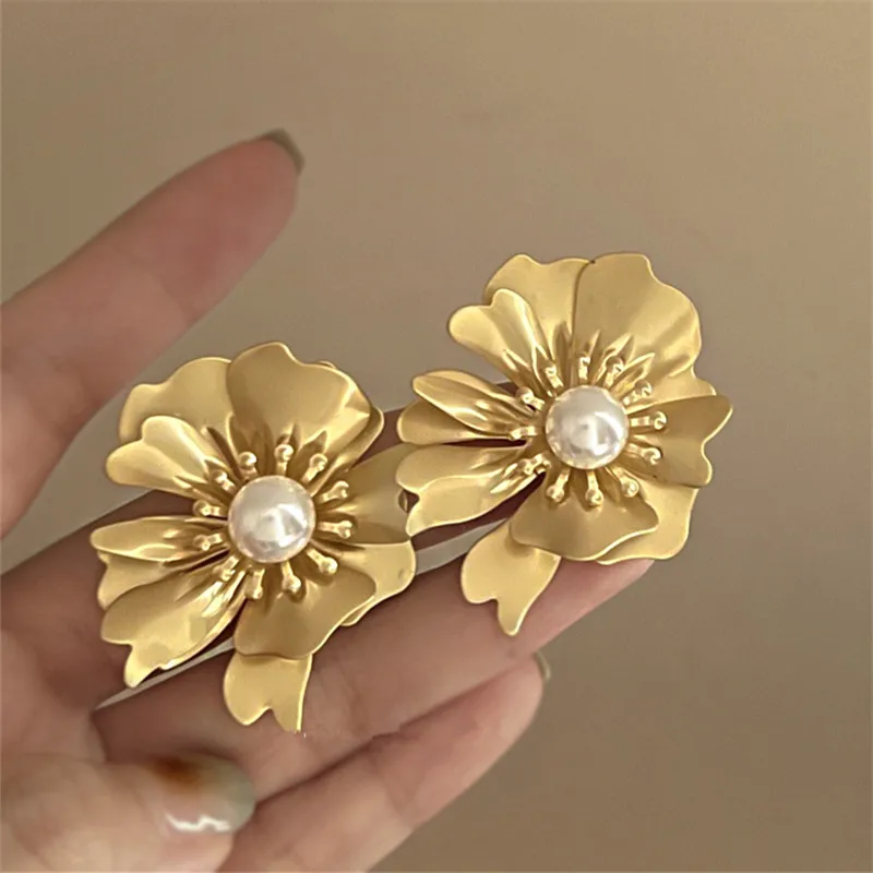 

Retro Style Metal Flower Pearl Stud Earrings For Women Personality Matte Gold Color Earrings Wedding Party Jewelry