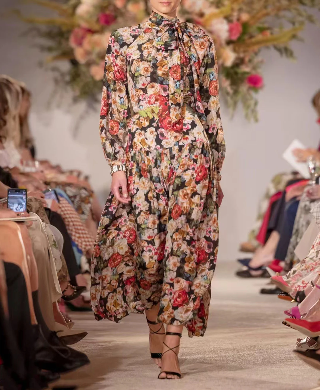 

Платье для отдыха с длинными рукавами и кружевным ремешком; Коллекция 2023 года; Осеннее женское платье с раздробленным цветочным принтом; Облегающее платье на талии