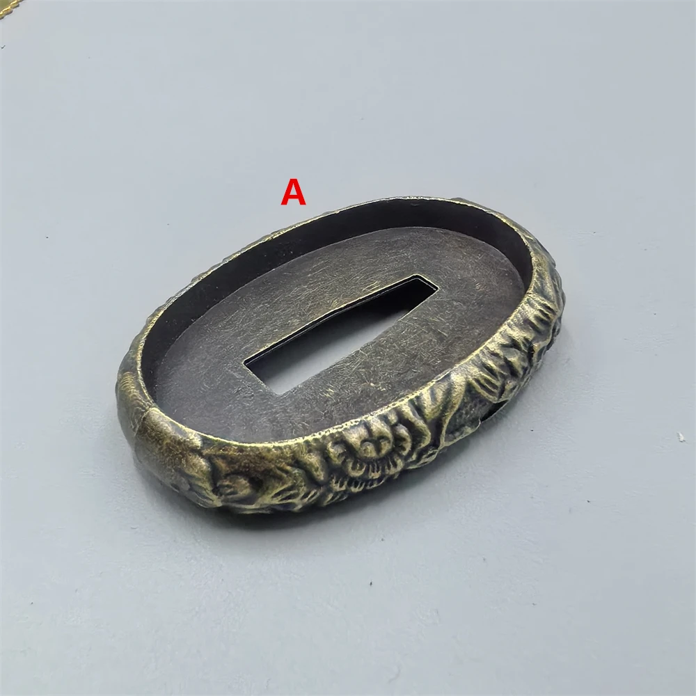 

Металлическая миниатюрная защита для рук Tsuba