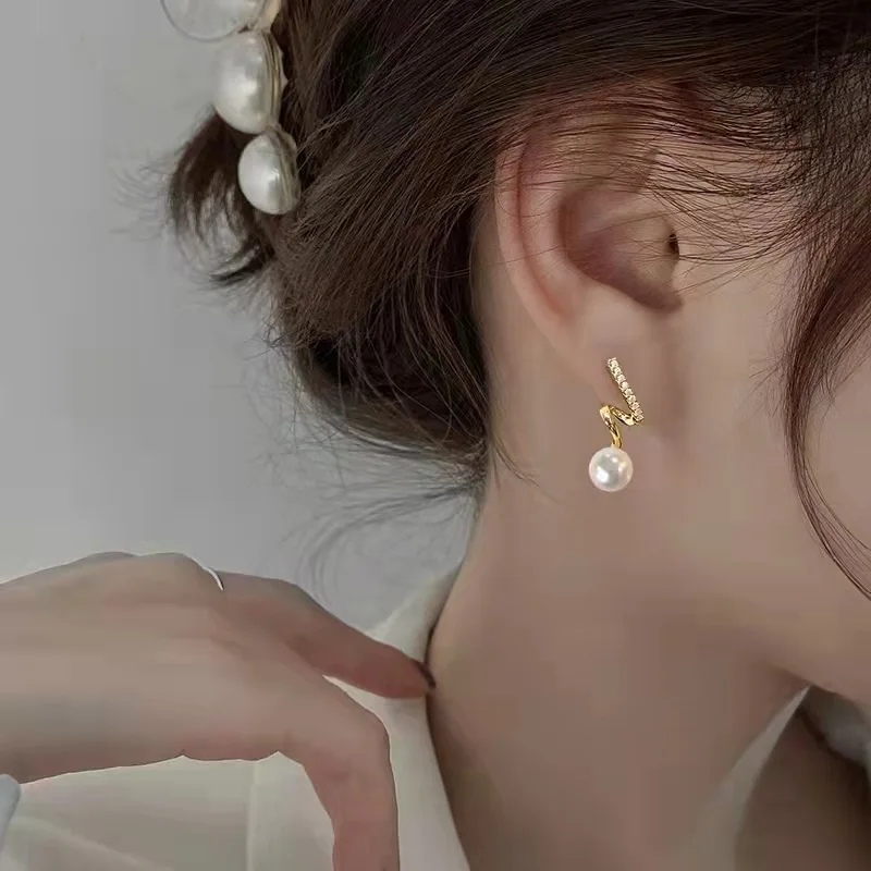 

Элегантные романтические уникальные жемчужные серьги-гвоздики с винтом для женщин корейские модные ювелирные изделия женские темперамент...