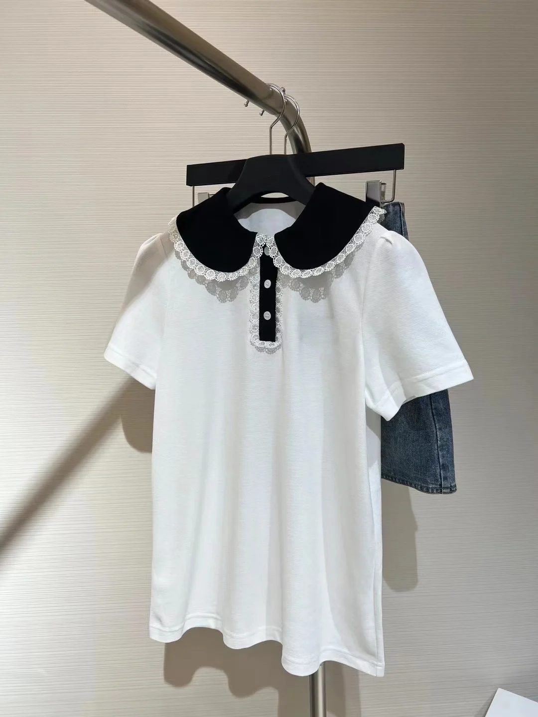 Simple neck white top, small loose shirt version with elastic shorts look slim and versatile high-grade7.5