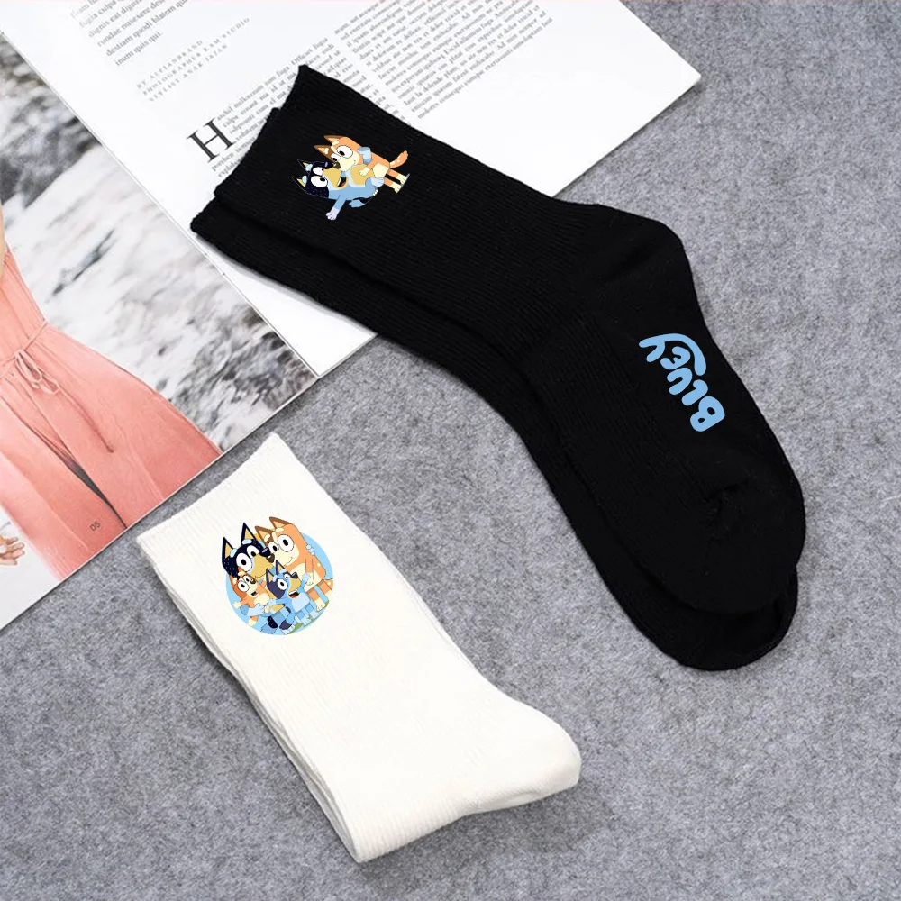 

Носки Bluey с мультяшным рисунком, искусственная анимация, периферийные голубые Семейные носки средней длины в стиле преппи для мальчиков и девочек, дышащие хлопковые носки