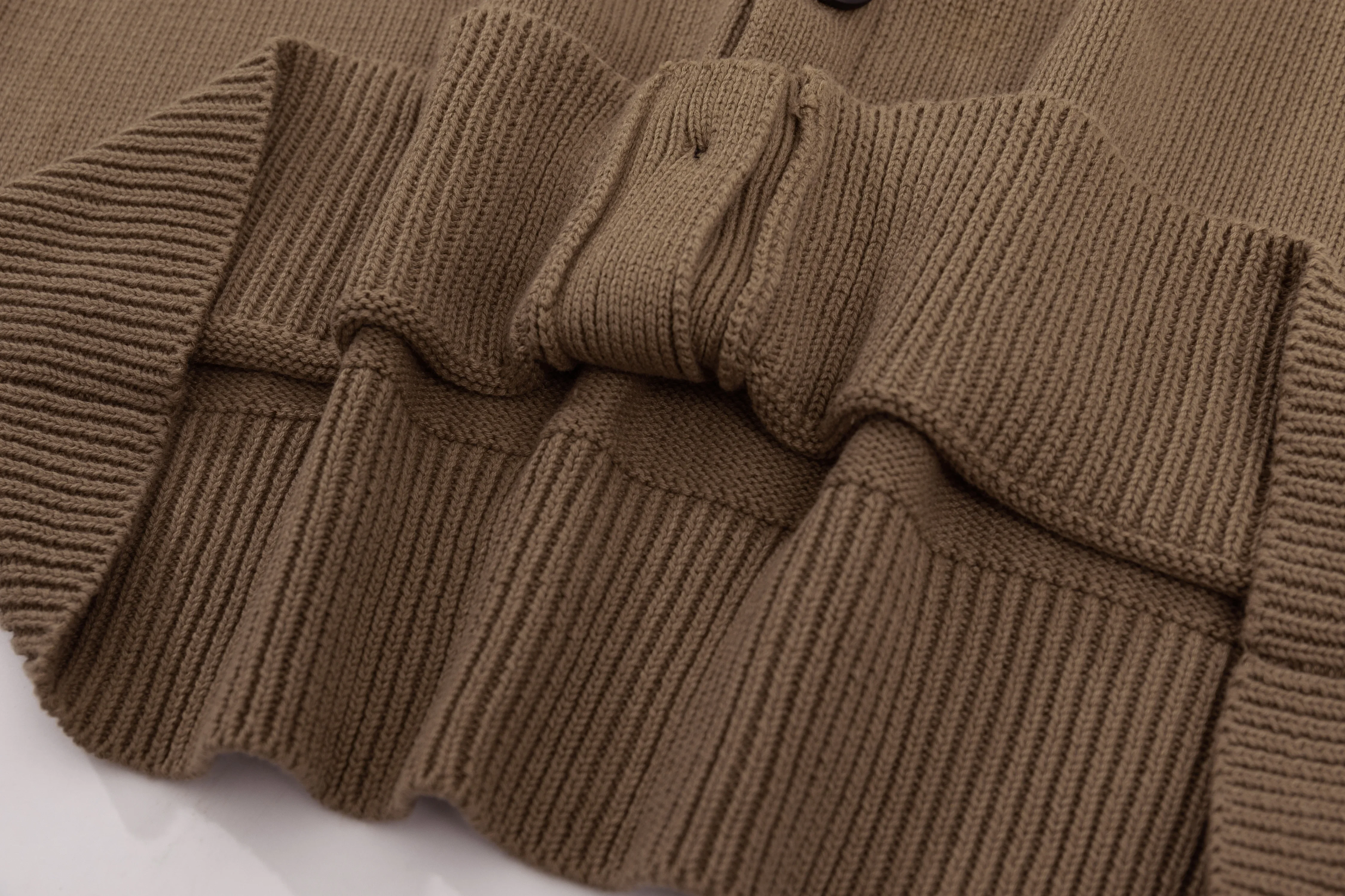 Новинка 2024 мужской кардиган с V-образным вырезом однотонный вязаный свитер