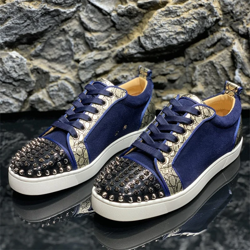 

Роскошные брендовые синие кожаные блестящие кроссовки с красным низом с заклепками, низкие ботинки для мужчин, повседневные лоферы на плоской подошве, женские кроссовки с шипами для мужчин