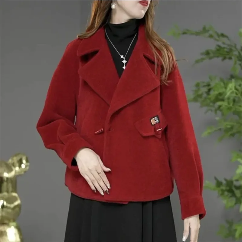 Женская утепленная короткая куртка корейская модная теплая бархатная с