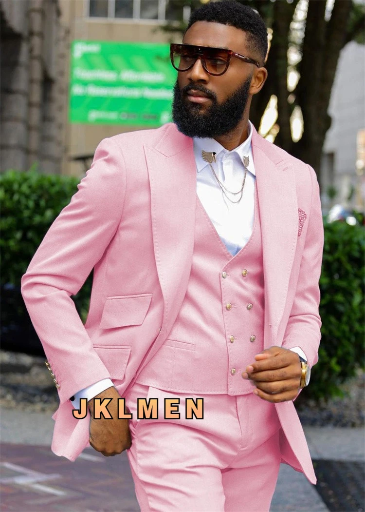 Мужской костюм из трех предметов бежевый с двубортным жилетом лацканами