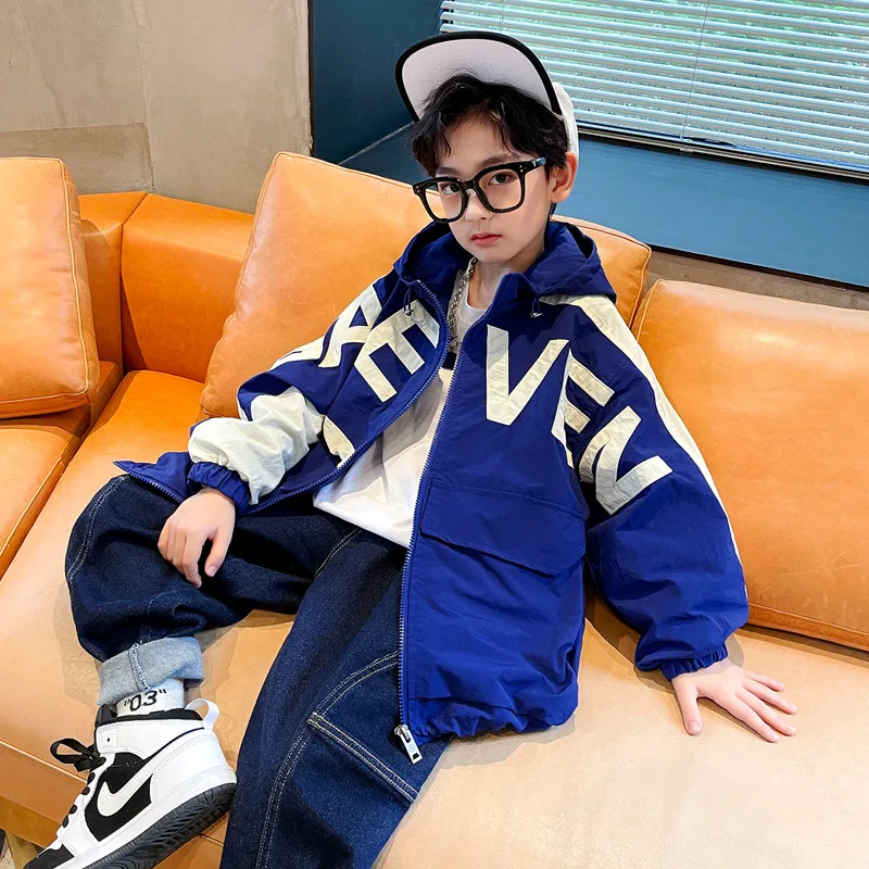 

Ветровка демисезонная на молнии для мальчиков, с капюшоном и карманами