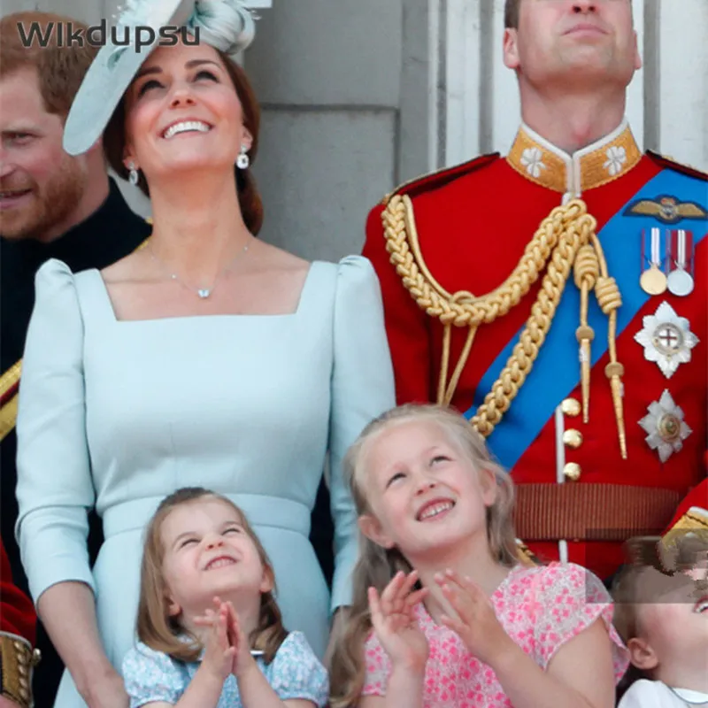 

Женское платье средней длины, с рукавом три четверти