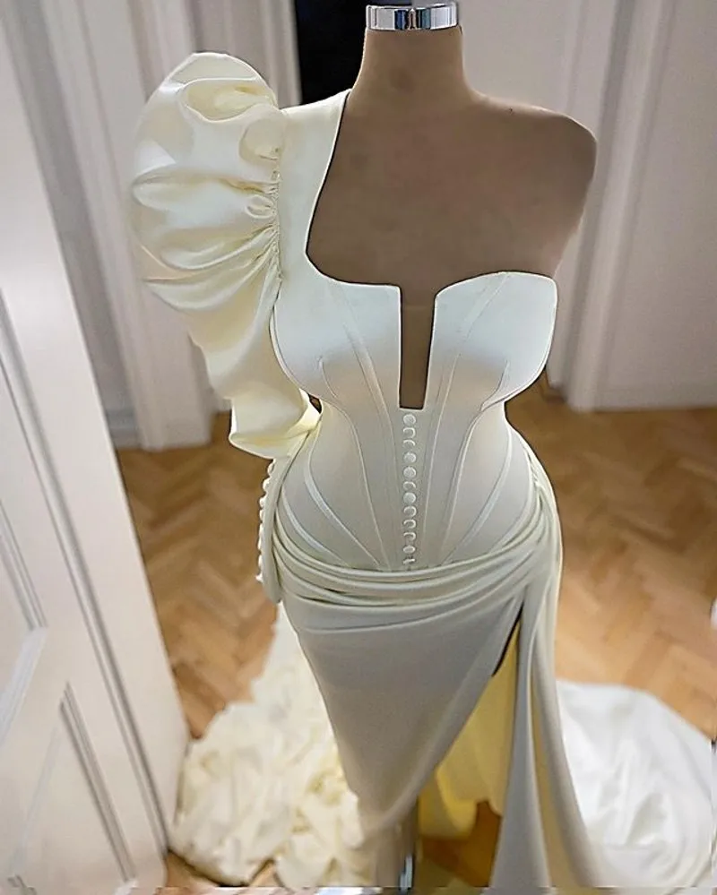 

2023 Arabic Satin White Prom Dresses One Shoulder Long Sleeve Formal Evening Gowns Side Split Party Dress