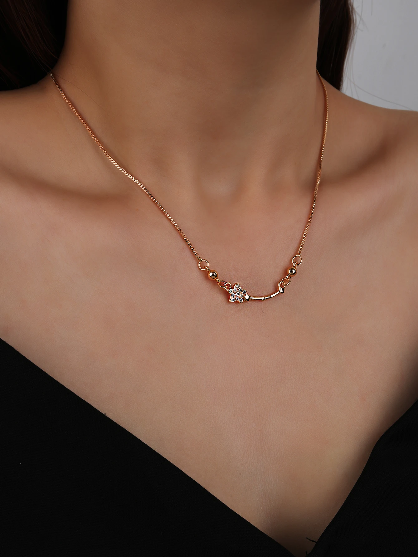 

Золотые ожерелья с подвесками в виде звезд