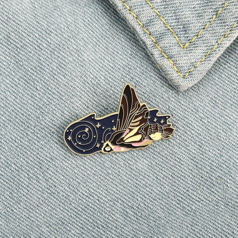 

Luminous Enamel Pins Comet Orchid Long-beaked Hawk Moth Brooches Bag Lapel Pin Badge Jewelry Gifts for Kids Friends Wholesale