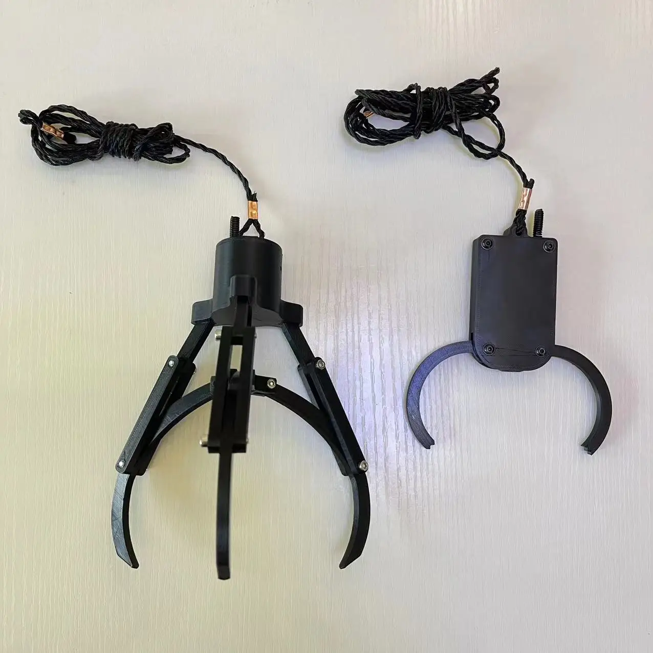 

UAV universal remote control mechanical hooks FPV drones explore hunt pick fruit fish release bait evo2 rescue airdrop clip x30