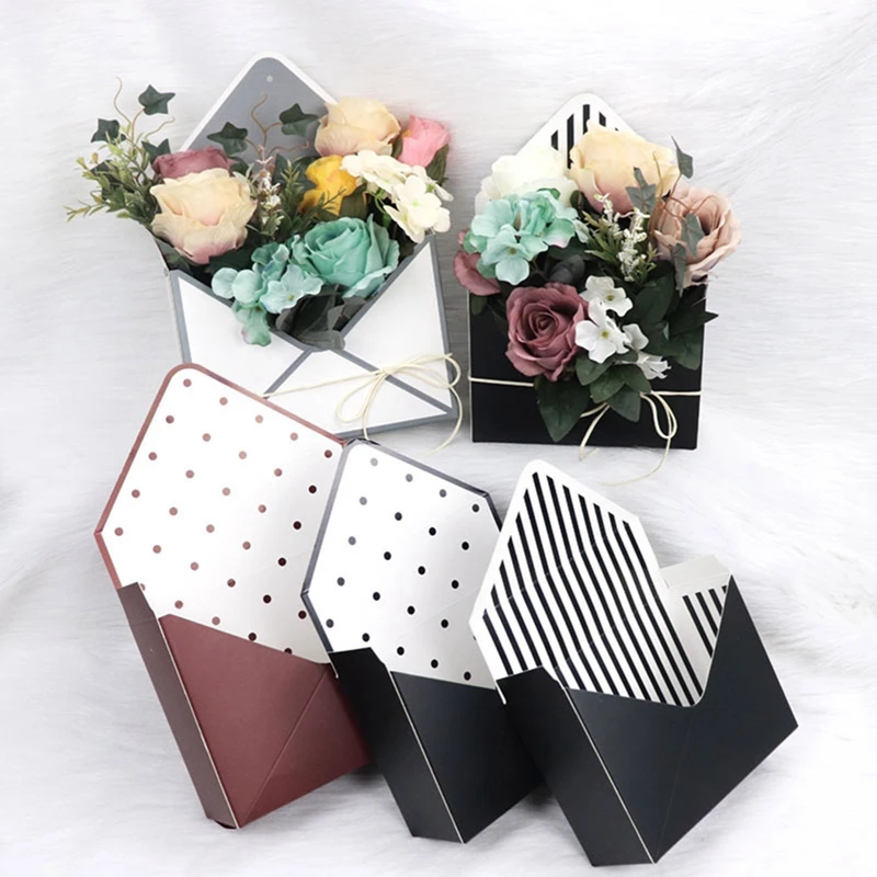 

Envelope Flower Boxes Bouquet Gift Box Hand Holds Folding Floral Bouquet Paper Candy Box Romantic Flower Paper Holder Decor