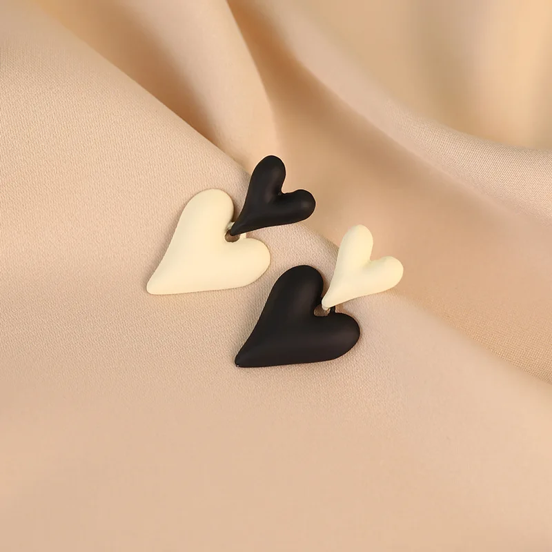 

Милые крутые черно-белые серьги в форме сердца для женщин аксессуары для молодых девушек ювелирные изделия Y2k подарок для праздника искусственные праздничные подарки