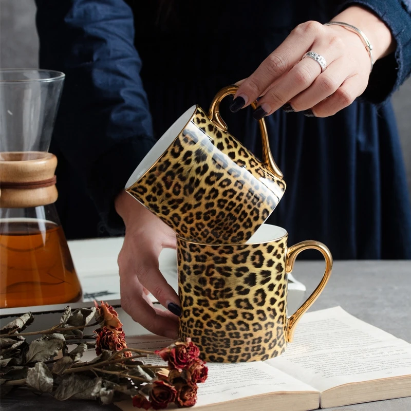 

Роскошная керамическая кофейная чашка с леопардовым рисунком, удобная фарфоровая чашка, креативная Золотая чайная чашка с ложкой в стиле П...