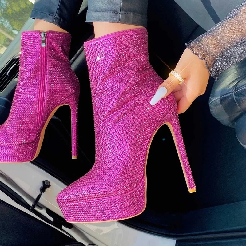 

Ботильоны на платформе и шпильке с блестящими стразами и заостренным носком