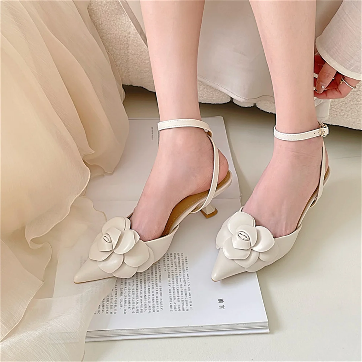 

Женские туфли-лодочки с острым носком, на среднем каблуке